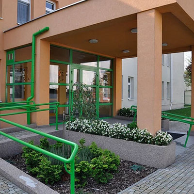 Grafika przedstawia wejście do złobka nr 3