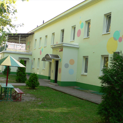 Grafika przedstawia wejście do złobka nr 5