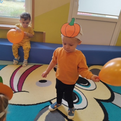 Zdjęcie przedstawia dzieci świętujące Dzień Dyni