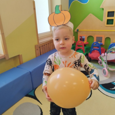 Zdjęcie przedstawia dzieci świętujące Dzień Dyni