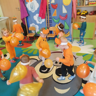 Zdjęcie przedstawia dzieci świętujące Dzień Dyni