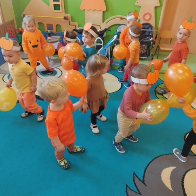 Zdjęcie przedstawia dzieci świętujące Dzień Dyni