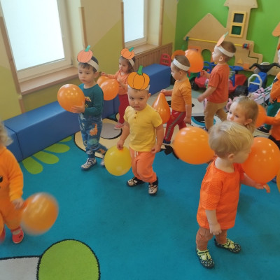 Zdjęcie przedstawia dzieci świętujące Dzień Dyni