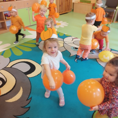 Zdjęcie przedstawia dzieci świętujące Dzień Dyni