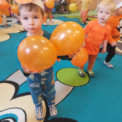 Zdjęcie przedstawia dzieci świętujące Dzień Dyni