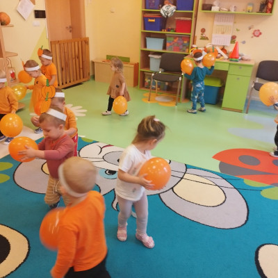 Zdjęcie przedstawia dzieci świętujące Dzień Dyni