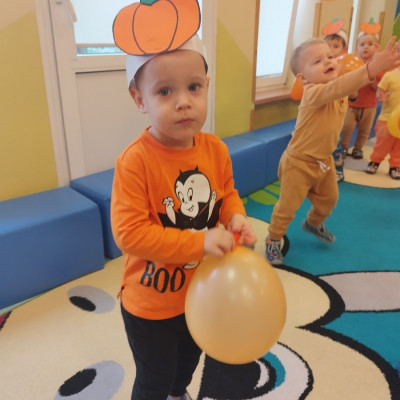 Zdjęcie przedstawia dzieci świętujące Dzień Dyni