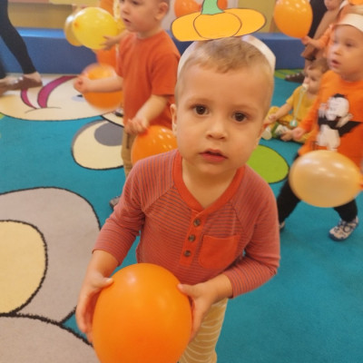 Zdjęcie przedstawia dzieci świętujące Dzień Dyni