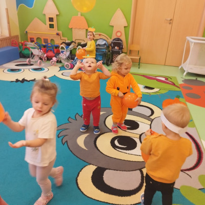 Zdjęcie przedstawia dzieci świętujące Dzień Dyni