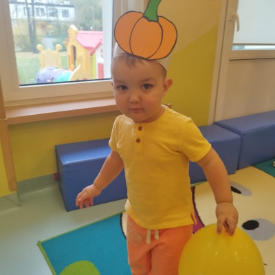 Zdjęcie przedstawia dzieci świętujące Dzień Dyni