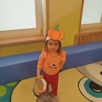 Zdjęcie przedstawia dzieci świętujące Dzień Dyni