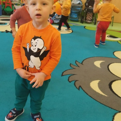 Zdjęcie przedstawia dzieci świętujące Dzień Dyni