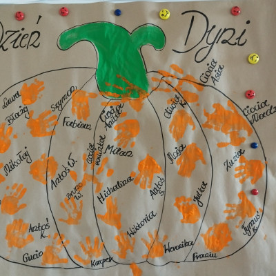 Zdjęcie przedstawia dzieci świętujące Dzień Dyni