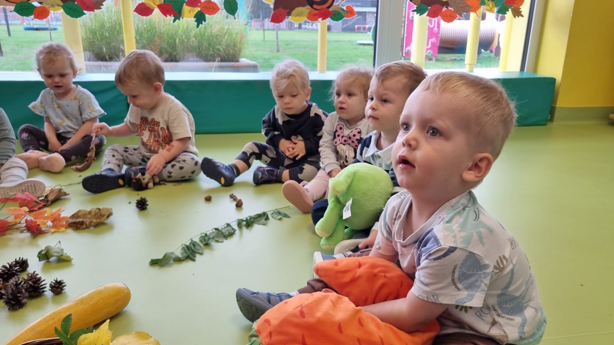Zdjęcie przedstawia dzieci podczas zajęć o jesieni
