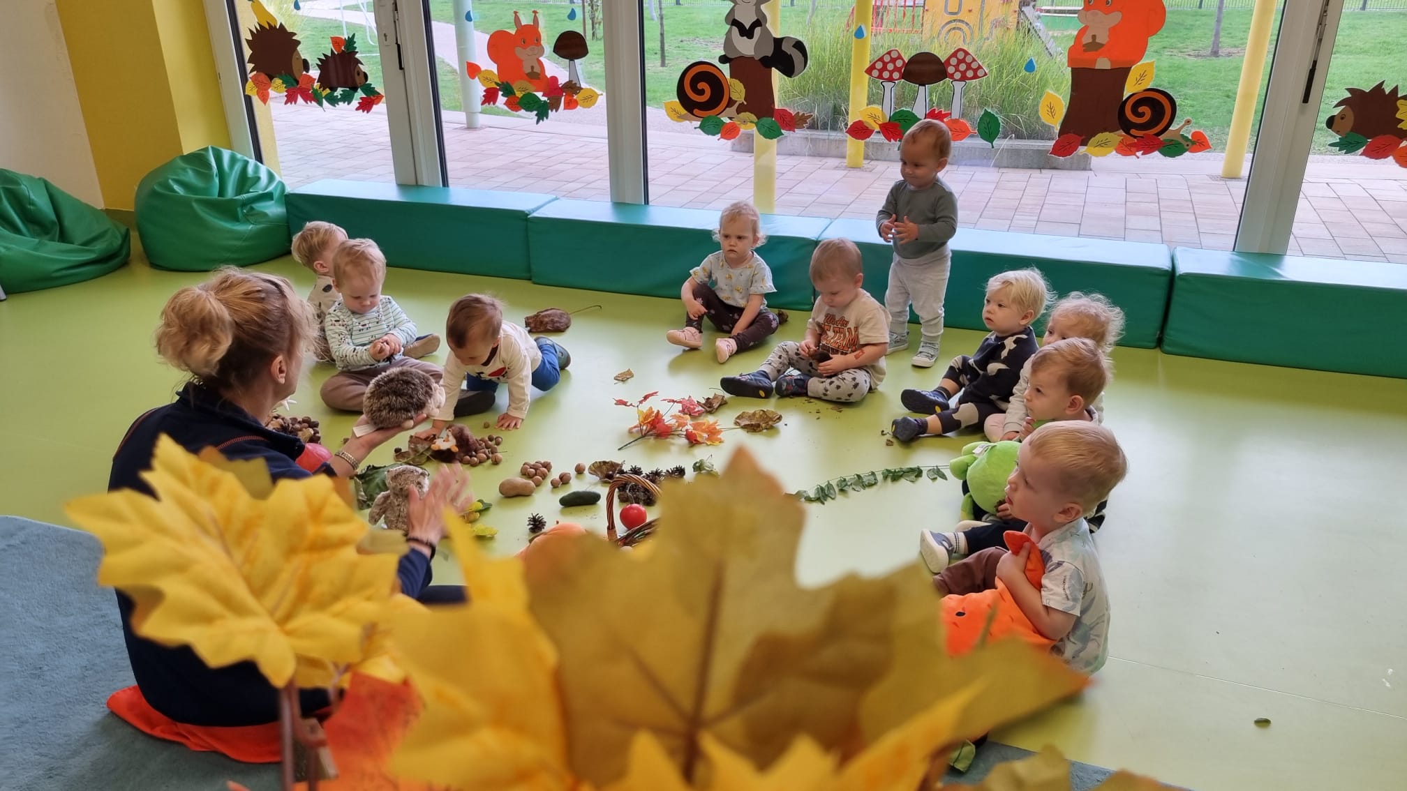 Zdjęcie przedstawia dzieci podczas zajęć o jesieni