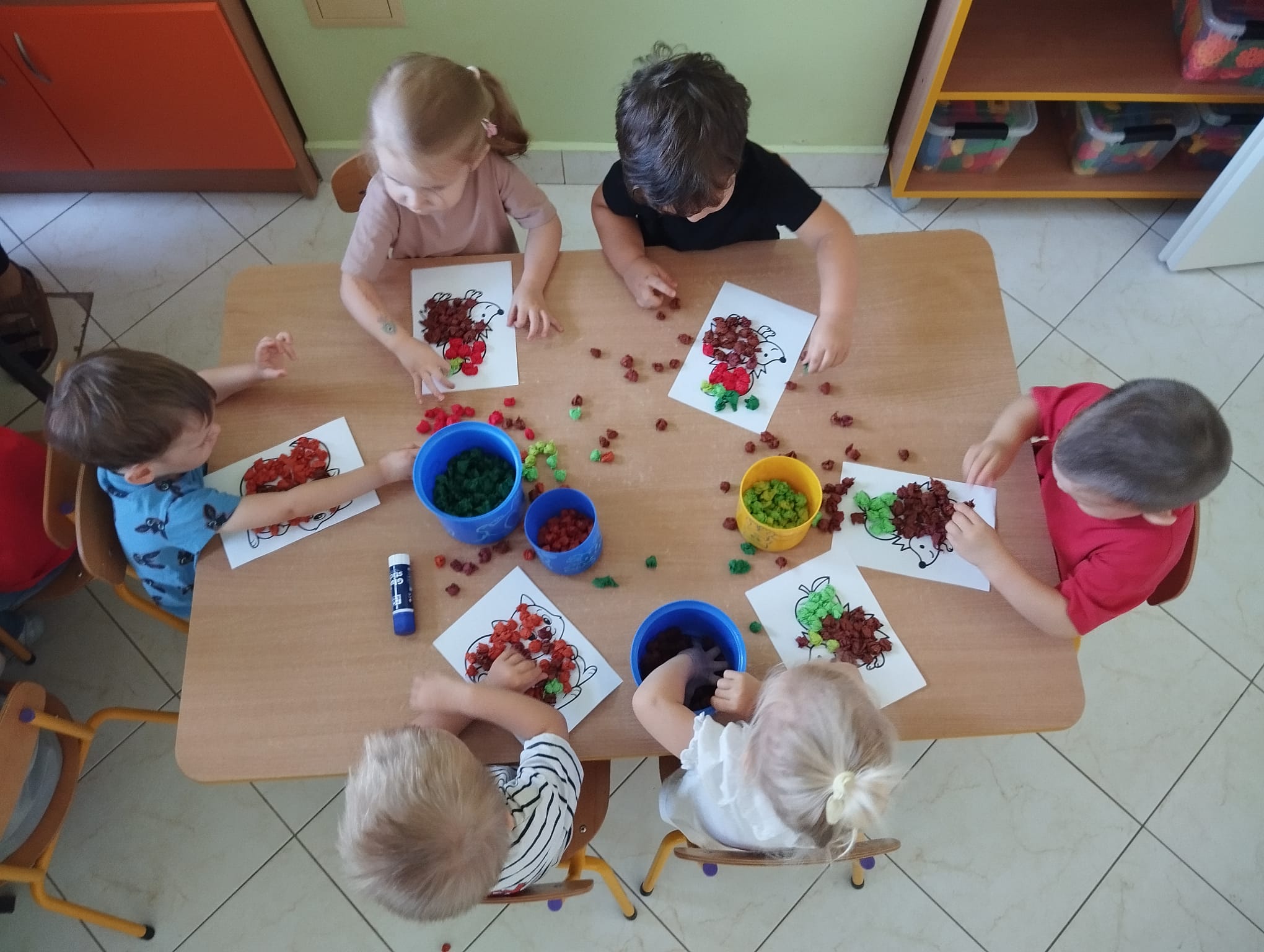 Zdjęcie przedstawia dzieci podczas zajęć plastycznych