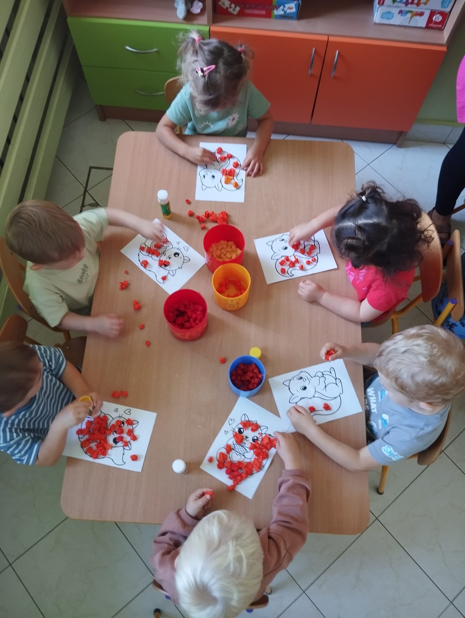 Zdjęcie przedstawia dzieci podczas zajęć plastycznych